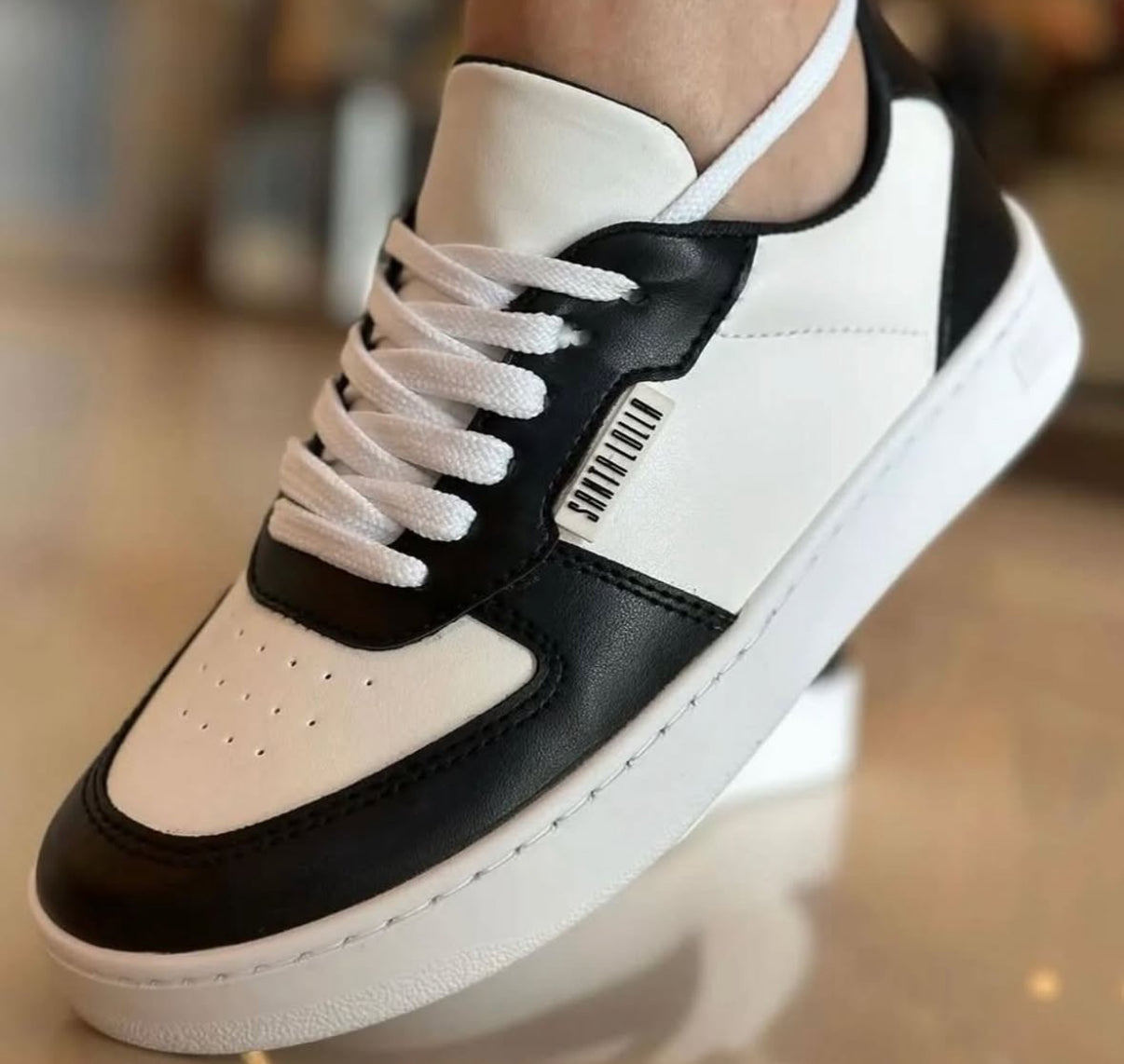 Sneaker leather Black and white
