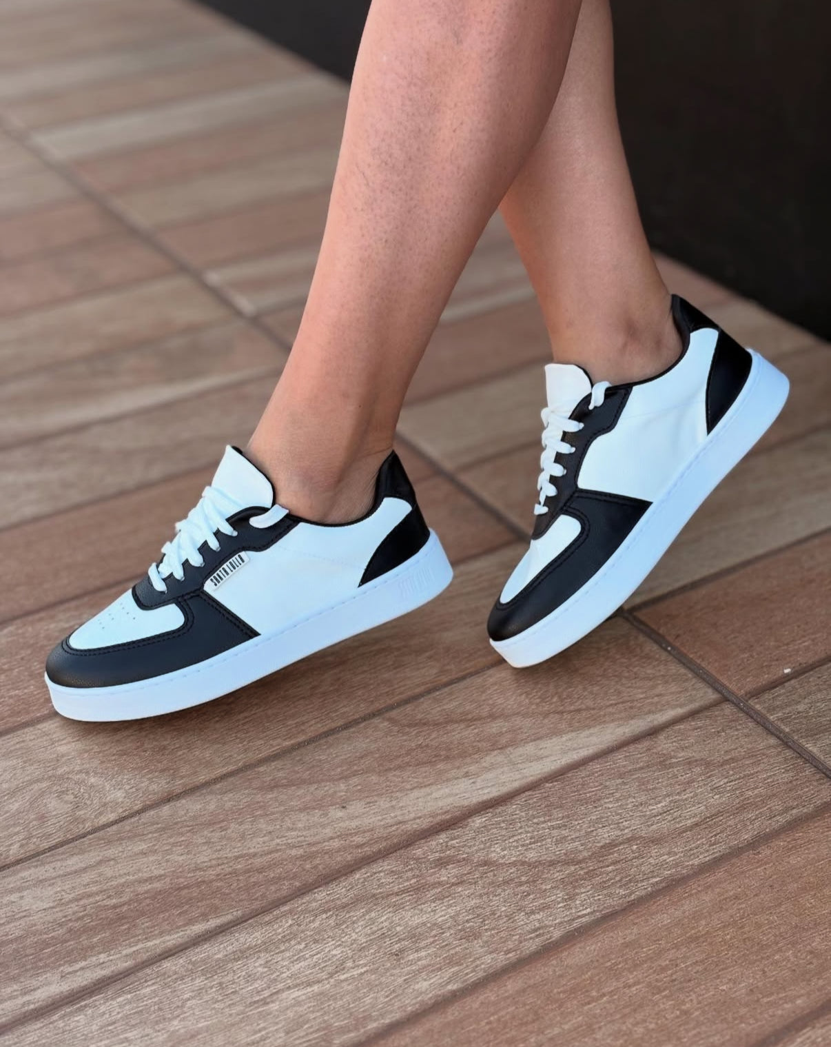 Sneaker leather Black and white